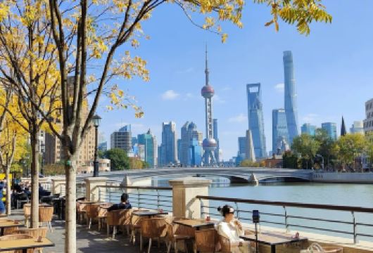 上海江边徒步之旅（外滩和苏州河）【沿着美丽的外滩和苏州河漫步，一路探索隐藏的瑰宝和不为人知的故事。 我们热情洋溢的当地导游拥有全球视野，能够提供引人入胜的对话和关于现代中国的深刻见解。 人数少于10人的旅行团，将为您带来大型旅行团无法比拟的独特体验，并有机会结识新朋友和旅行伙伴。】
