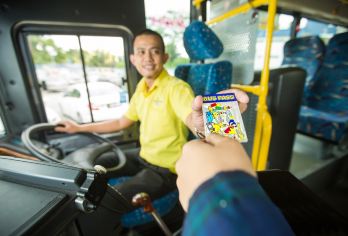 新加坡 - 乐高乐园旅游巴士通票（Causeway Link Holidays 提供）【马来西亚乐高乐园门票——在马来西亚乐高乐园享受一整天的刺激和景点体验。无限次巴士通行证——轻松往返新加坡和新山，无限次乘坐巴士。适合所有旅行者——专为家庭、朋友和热爱探险的旅行者设计的充满乐趣的套餐。】