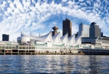 温哥华美术馆+加拿大广场+史丹利公园+英吉利湾海滩一日游【五帆地标建筑，4D 飞行体验，海滨风光。】