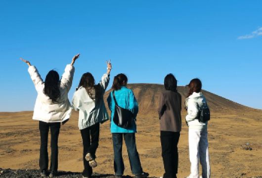 呼和浩特一日游8人拼小团+乌兰哈达火山辉腾锡勒草原+冬季旅游【《精品小团》2-8人小团+市区上门接送+灵活舒适+时间自由+游玩充分】