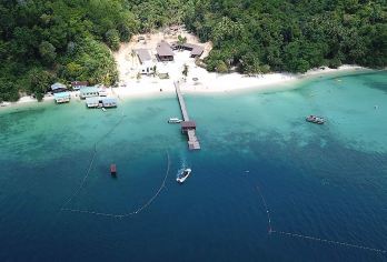 淘梦岛 浮潜体验 - STAR Marina 码头 | 哥打京那巴鲁，沙巴【淘梦岛距离哥打京那巴鲁仅15-20分钟船程，拥有纯净洁白的沙滩，是一处便捷的热带度假胜地。该岛以其丰富的海洋生物多样性而闻名，是浮潜和潜水的理想之地。游客可以探索色彩斑斓的珊瑚礁。除了浮潜，淘梦岛还提供各种水上运动，例如滑翔伞、海底漫步、皮划艇和立式桨板冲浪。】