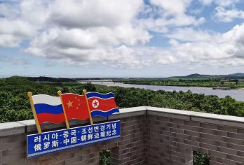 【防川图们一日游】沉浸式边境体验，听风讲述三国故事【独特边境体验：独特规划 “一眼望三国” 深度路线，在防川龙虎阁俯瞰中国、俄罗斯、朝鲜三国交界风光。】