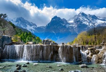 [丽江] 玉龙雪山、蓝月湖、木府、古城私人一日游【这是一座拥有壮丽景色的神圣山脉，提供缆车乘坐服务，并可欣赏冰川和鲜花的美景。 这是一个独特的、富含矿物质的湖泊，湖水碧绿，湖中生长着令人惊叹的松树景观。 世界闻名的徒步旅行目的地，拥有壮丽的风景，以高耸的悬崖和湍急的河流而闻名。】