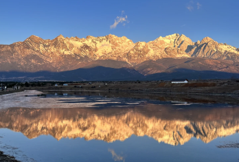 丽江日照金山一日游【含围炉煮茶+接送+送皮划艇+可选骑马】【来丽江总要奔赴一场日照金山的浪漫，含围炉煮茶+接送无忧+送皮划艇，可选套餐B茶马古道骑马】