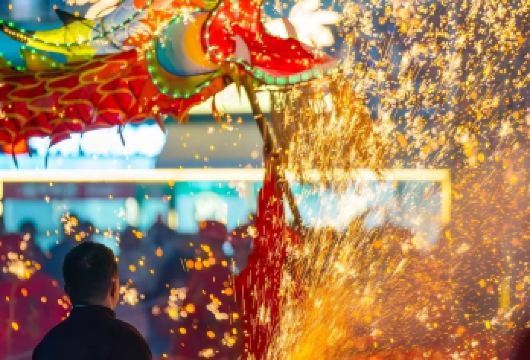 贵州贵阳出发包车9小时一天游青岩古镇+红枫湖/快速打卡自由行【古镇烽烟映湖光，布依渔歌醉夕阳。】