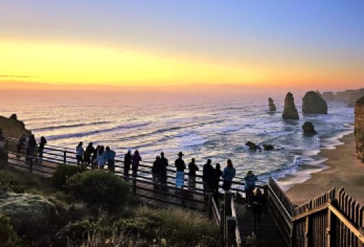 澳大利亚大洋路+大洋路野生动物园之旅【市区往返/含午餐】【探访大洋路地标十二门徒岩与洛克阿德峡谷，尽览壮丽海岸奇观。】