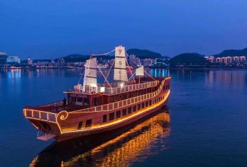 杭州千岛湖景区+千岛湖中心湖区一日游【穿越两大湖区独立码头】【[正宗千岛湖]第一次来千岛湖的游客，建议您一定要走千岛湖中心湖，以及登顶梅峰岛，月光岛。】