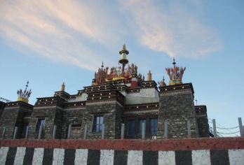 青海湖+拉脊山+青海湖金沙湾自然保护区一日【专属包车自由行】【[自由出行]专属包车自由出行+花样玩转美景+游玩时间宽松舒适！】