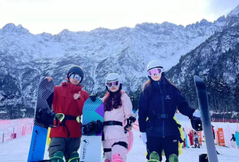 汶川羌人谷滑雪场&2-6人包车游含门票+全天滑雪票&上门接送【全程独立专车一单一团|可预约出发时间|根据人数匹配不同车型贴心管家专属服务|只为给您私密的旅行体验】