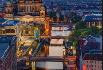 艺术、历史与城市地标碰撞：从东边画廊到博物馆岛的柏林经典日游【[定制包车游]专享中文司机独立包车，市区范围酒店上门接送，行程路线天数可根据个人需求调整。】