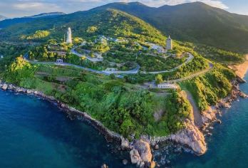 岘港出发：猴山（山茶半岛）+ 五行山 + 会安古城夜游｜拼团行程（可选晚餐）【参观猴山（山茶半岛），这里有高耸的灵应百佛塔和标志性的佛母雕像。 攀登五行山，探索神圣的寺庙、玄孔等隐藏的洞穴以及五行石雕村。 日落之后漫步在被联合国教科文组织列为世界遗产的会安，欣赏灯笼照亮的街道和宁静而又热闹的秋盆河滨。】