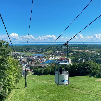多伦多出发拼团一日游：蓝山度假村+蓝山滑雪场+悬崖公园