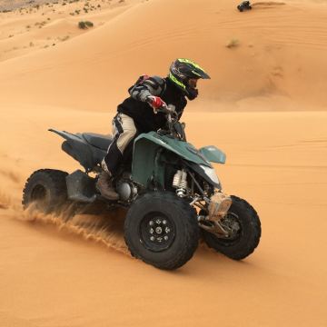 阿布扎比豪华沙漠之旅：冲沙、骑骆驼、烧烤晚餐等