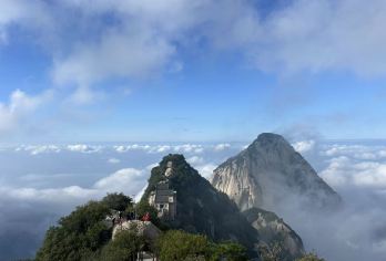 纵穿西安华山一日游【从西峰登顶到北峰揽胜│英文导游陪爬】 【“西上北下” 纵穿路线，乘索上西峰省体力，徒步经南峰、东峰至北峰，有效打卡华山核心景点，免走回头路】