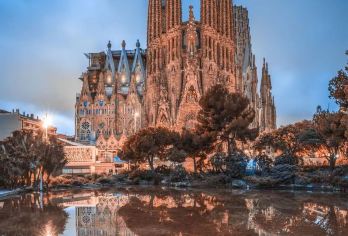 西班牙巴塞罗那加泰罗尼亚冬日风情｜圣家堂+海边小镇+市集漫游【早间探访圣家堂避开人流，打卡专属冬日光影展，解锁高迪建筑的梦幻视觉效果】