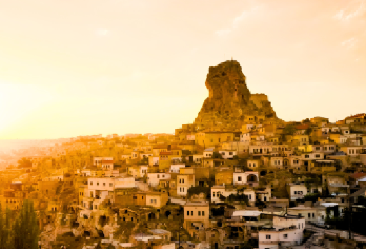 卡帕多奇亚混合全日游（绿线+红线）含午餐【一日畅游卡帕多奇亚精华景点，探秘地下城、山谷、精灵烟囱，尽享全景观景台风光。 在阿瓦诺斯享受自然、历史与文化的完美融合，体验徒步旅行、风景观光以及亲自动手的陶艺工作坊。 舒适出行，参加全日导览游，探索卡帕多奇亚*标志性的地貌景观与隐秘历史遗迹。】