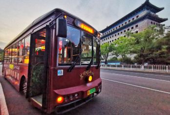 前门大街仿古铛铛车长安街夜景观光游 （看景、拍照、听讲解）【[铛铛观光车，沉浸式体验]复古怀旧颜值担“铛”，让每次出行都成为流动的风景。】