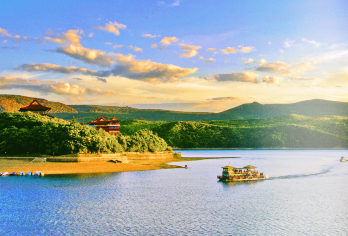 牡丹江镜泊湖+吊水楼瀑布+渤海遗址博物馆一日游【独立成团】【一价全含：独立包车+镜泊湖门票+环保车+渤海国遗址+渤海国博物馆+兴隆寺+午餐】