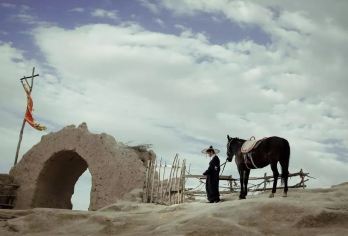 宁夏银川镇北堡西部影城+贺兰山岩画+西夏陵一日游【私家团】【镇北堡影视城重现《大话西游》至尊宝紫霞守护 誓言穿越月亮门牛魔王宫银川老街戈壁奇迹变艺 术瑰宝】