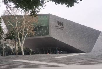 盛迹说丨武汉大学私家小团【人文武大入校参观+深度讲解+校园】【武汉大学坐拥珞珈山，环绕东湖水，校园环境优美，校内有众多历史建筑和文化景点，如樱园、老图书馆】