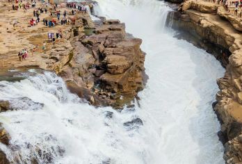 山西临汾黄河壶口瀑布+小西天+广胜寺一日游中英文服务【壶口惊涛撼天地，小西天悬塑冠寰宇，广胜琉璃耀古今，晋南三绝动心神。】