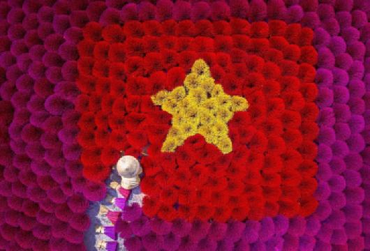 从河内出发：前往光富丘香村、三谷乘船游览、华闾的**一日游【最多9游客加入专属团，参与光富桥香村、三谷游船之旅和华闾古都一日日游 您的冒险之旅将从老城区酒店接您开始，由知识渊博的当地导游陪同 您的一天从参观充满活力的广富丘香村开始，这是越南北部**丽的工艺村，非常适合摄影】