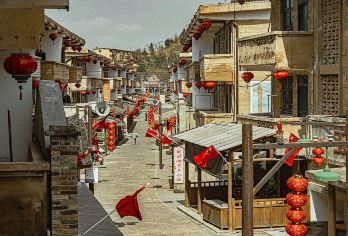 朱砂古镇一日游【1人也发，天天发，纯玩无购物，打卡80年代】【一价全含，朱砂古镇+观光车+矿洞遗址+那个年代；】