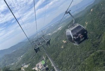 长城秘境：**探秘八达岭和居庸关之旅【八达岭和居庸关的景**令人叹为观止。您可以饱览环绕长城的群山和峡谷的全景。 居庸关游客较少，因此对于那些寻求更安静、更私密的历史体验的人来说，这里是一个**去处。 您的导游将分享引人入胜的历史见解，让您的旅程既舒适又充实。】