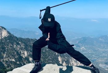 泰山风景区一日游【导游陪爬讲解◆提供拍照服务◆情绪拉满】【[10人内拼团拼爬]根据不同登山口全程陪同爬泰山，提供拍照服务】