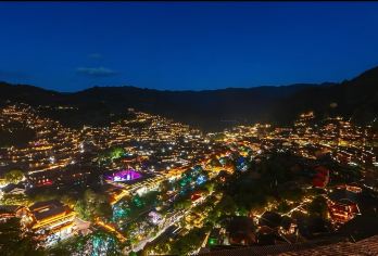 西江千户苗寨2-6人一日游【可看夜景 1.5环酒店免费接送】【千户苗寨万家灯火 犹如繁星闪烁 包车夜游 定格浪漫瞬间】