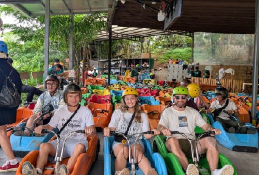 大叻：半日午后精华游——梦果乐园+马里奥卡丁车与乡村风光【在Mongo Land体验彩虹滑梯与草原之旅 在Cao Nguyen Hoa体验现实版马里奥赛车的乐趣 您可以选择参观Fresh Garden（可选）】