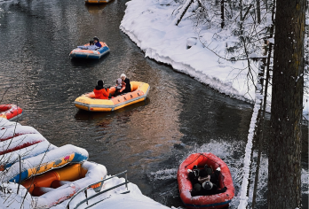 长白山雾凇漂流·仙境漫游【车辆接送|雾凇画境|防水裤防护】【万达度假区内往返接送、雾凇漂流门票、防水裤使用及沿途安全护航，轻松开启冰雪之旅。】