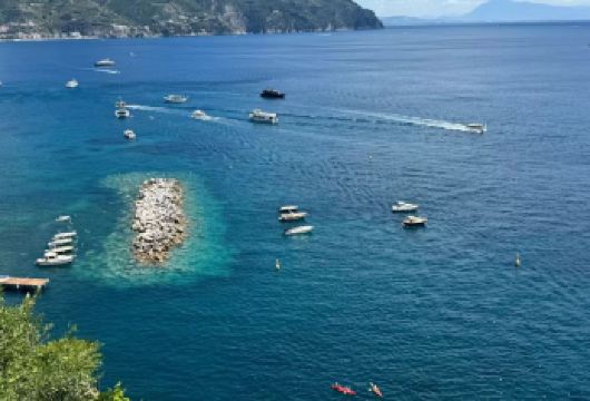 意大利那不勒斯往返-阿马尔菲+波西塔诺索伦托+拉韦洛小镇 【漫步柠檬飘香的海滨街巷，打卡地标性观景台，将半岛全景与蔚蓝海湾尽收眼底。】