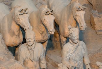 兵马俑+华清宫一日游【8-12人小团+特色陕菜+手作兵马俑】【[专享小团体验]：8-12人精致团，T7高端商务车型，独立讲解，分家庭单独用餐、解锁各种玩法！】