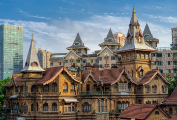 【上海复古老钱风一日游】+衡山路+草婴书房+夏衍旧居+衡山路【马路两旁矗立的梧桐树尽显秋日氛围，沿途无数优秀历史建筑，隐秘画廊和买手店，让你感受真正的老钱格调】