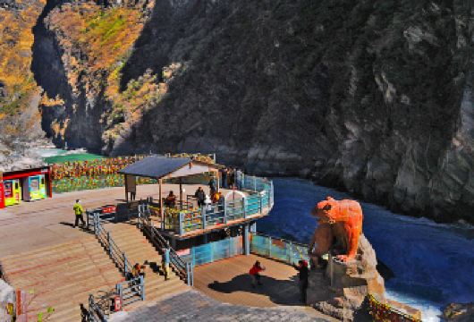 丽江+上虎跳峡+哈巴观景苔+独克宗古城一日游【8人舒适小团】【[同款亲民价]打卡丽香精华景点：上虎跳峡(香格里拉段)+哈巴雪山观景苔+独克宗古城】