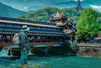 【拼小团】都江堰+青城山一日游【含都江堰讲解】【登顶玉垒山，叹服古人驯服江河的故事；探秘天师洞，聆听张道陵传道的回响】