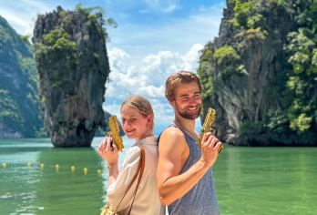 詹姆斯邦德岛+Panak+Koh Hong+Khao Phing Kan，乘大船乘坐海上独木舟观光【放松身心，与专业导游一起划船穿过帕纳克 (Panak) 海蚀洞，经过标准价格的詹姆斯邦德岛 (James Bond Island)，到达美丽的洪岛 (Hong Island) 享受海滩上的自由时光，在纳卡湾 (Naka Bay) 或拉瓦岛 (Lawa Island) 游泳或划独木舟 在船上享用美味的午餐，包括免费普吉岛酒店接送服务（有限区域）】