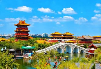 赏秋菊·清明上河园+开封府梦回千年1日游【文旅专线+含耳麦】【[品牌实力]禅源文旅始于1999年，专注于河南地接线路25余年；纯玩团始发者，连续多年评为先进单位。】