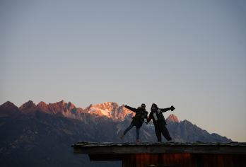 玉龙雪山日照金山+云杉坪+云堤岸一日游【雪厨丨索道官方票】【[舒适出行]观景与休憩无缝衔接，提升整体行程的舒适感与记忆点，全程独立团/拼团可选，灵活度高】