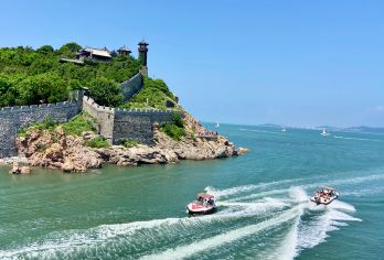 烟台蓬莱阁景区配带蓝牙耳机设备讲解+金沙滩孤独的鲸一日游【纯玩团0购物丨蓬莱阁景区深度游3小时丨赠送-资深导游讲解配蓝牙耳机听讲器丨人多吵杂也不怕丨生动讲解】