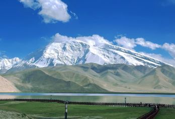 新疆喀什+帕米尔高原+喀拉库勒湖+白沙湖一日游+小团市区接送【[优选行程]出行更省心，保证每天都发团，带您打卡帕米尔高原风景，拒绝走马观花式旅游，景区畅玩一整天】