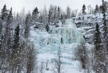 Korouoma科鲁奥马冰瀑徒步+荒野烧烤 - 8人小团游【科鲁奥马峡谷是拉普兰朂令人叹为观止的自然奇观之一，以其高耸的冰瀑布、冰崖和原始的荒野雪景而闻名。】