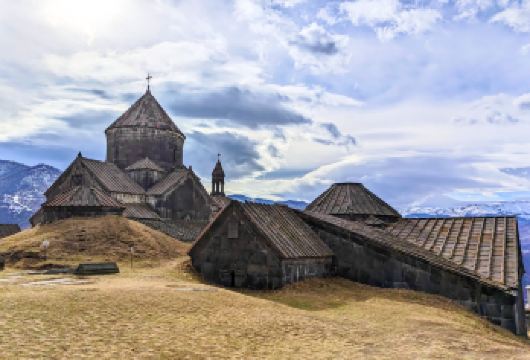 第比利斯出发的亚美尼亚北部之旅：联合国教科文组织修道院与苏联米格战机私人日游【探访联合国教科文组织瑰宝——哈格帕特与萨那欣，这两处世界遗产地拥有令人惊叹的中世纪建筑与壮丽的峡谷景观 苏联军事历史探秘 在萨纳欣村发现一架真实的苏联米格-21战斗机，向传奇飞机设计师致敬的罕见独特纪念 跨境探险 跨越国境，开启激动人心的一日游！获取新护照印章，在当地餐厅品尝正宗亚美尼亚烧烤】