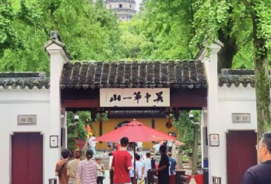 上海出发苏州市区游船之旅：寒山寺+虎丘+山塘街【景点之间的乘船游览 拥有1500年历史的古老佛教寺庙 苏州拥有2500年历史的山顶，遍布历史遗迹】