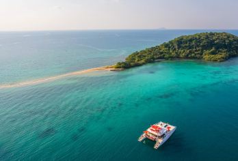 芭堤雅日落双体船跳岛游一日游【包含接送+自助午餐】【前往阁帕岛（Koh Phai）：享受清爽的游泳，在充满活力的海洋生物中浮潜或在阁帕岛的沙滩上放松身心】