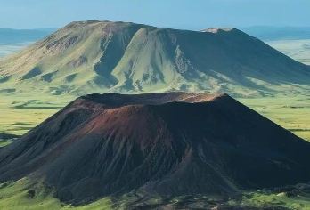 乌兰哈达火山地质公园+辉腾锡勒草原1日游·火山寻游【乌兰哈达火山：身穿宇航服，在火山前：太空漫步“】