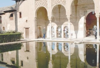 西班牙格拉纳达阿罕布拉免排队和赫内拉利费导游3小时【英文团】【免排队进入阿罕布拉宫，探索欧洲摩尔建筑奇观，深入了解其艺术、文化与历史】