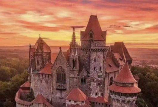 维也纳+圣沃尔夫冈一日游【走进维也纳、漫步圣沃尔夫冈】【舒适多样车型：提供车型选择，车内空间宽敞，座椅柔软舒适，配备空调，让旅途惬意无比。】