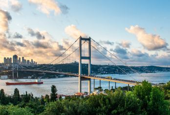 伊斯坦布尔：亚洲大陆、恰姆勒贾山和恰姆勒贾清真寺半日导览小团游【只需几分钟，即可通过博斯普鲁斯海峡大桥从欧洲快速抵达亚洲。 从恰姆利卡山 (Çamlıca Hill) 欣赏伊斯坦布尔令人惊叹的全景。 欣赏土耳其*宏伟、*令人印象深刻的清真寺——恰姆利贾清真寺的宏伟。】